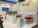 Messestand mit Leuchtblende Barhocker, Leuchttheke, Loungehocker und Bank Serie Sinsheim Eckvitrine Offenburg, Beleuchtung