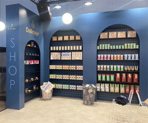 Messestand Shop mit Empfangstheke Streifen, beleuchtetem Shopregal, Hockern, Tischen, Regalen